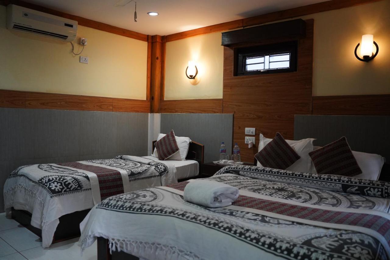 Chitwan Riverside Resort Sauraha Extérieur photo