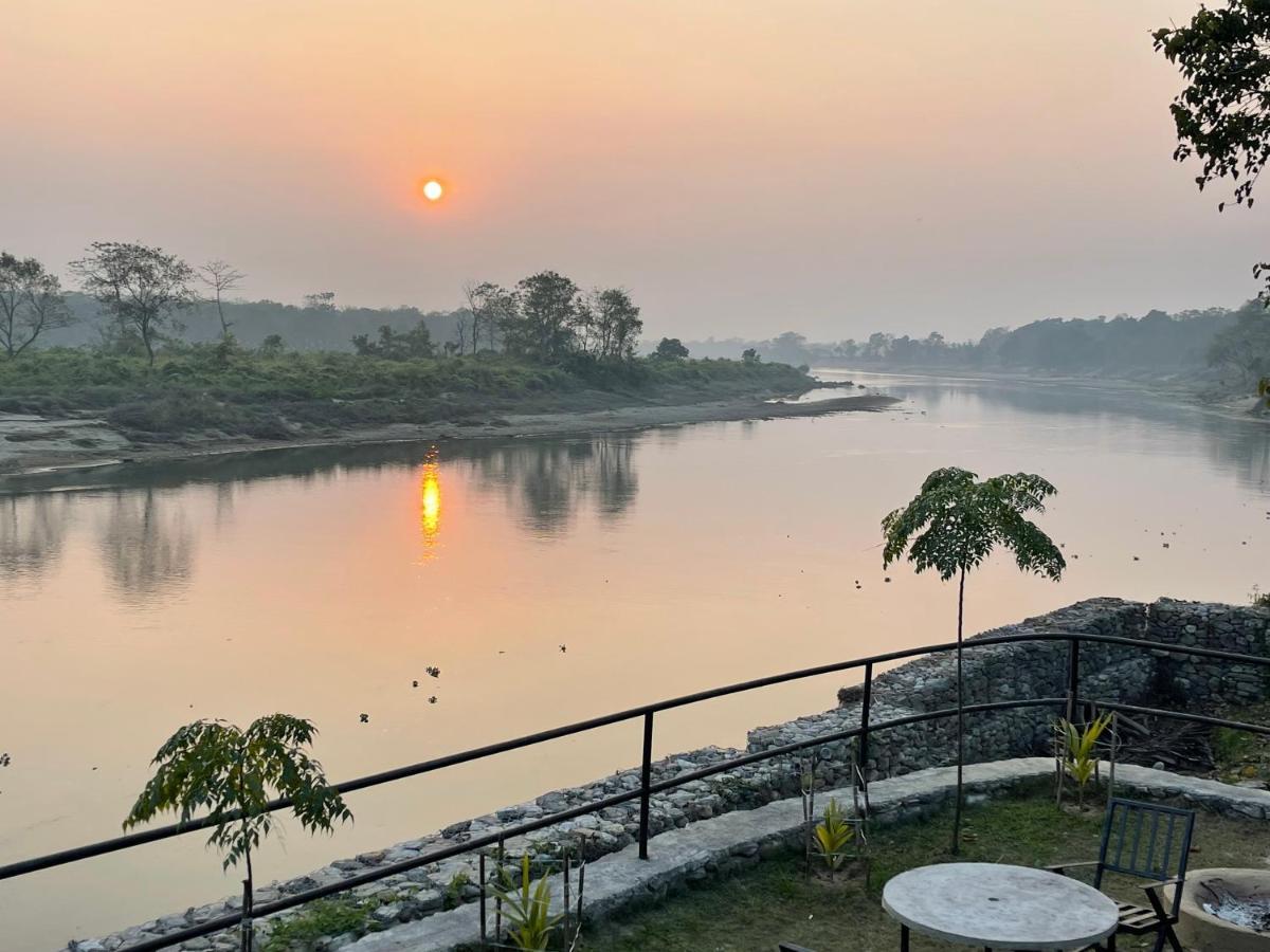 Chitwan Riverside Resort Sauraha Extérieur photo
