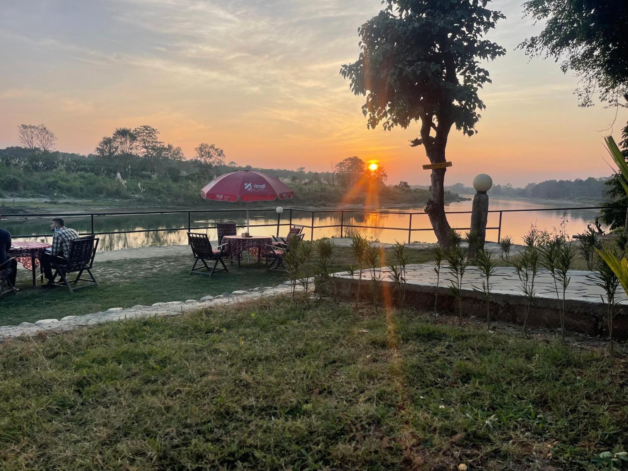 Chitwan Riverside Resort Sauraha Extérieur photo