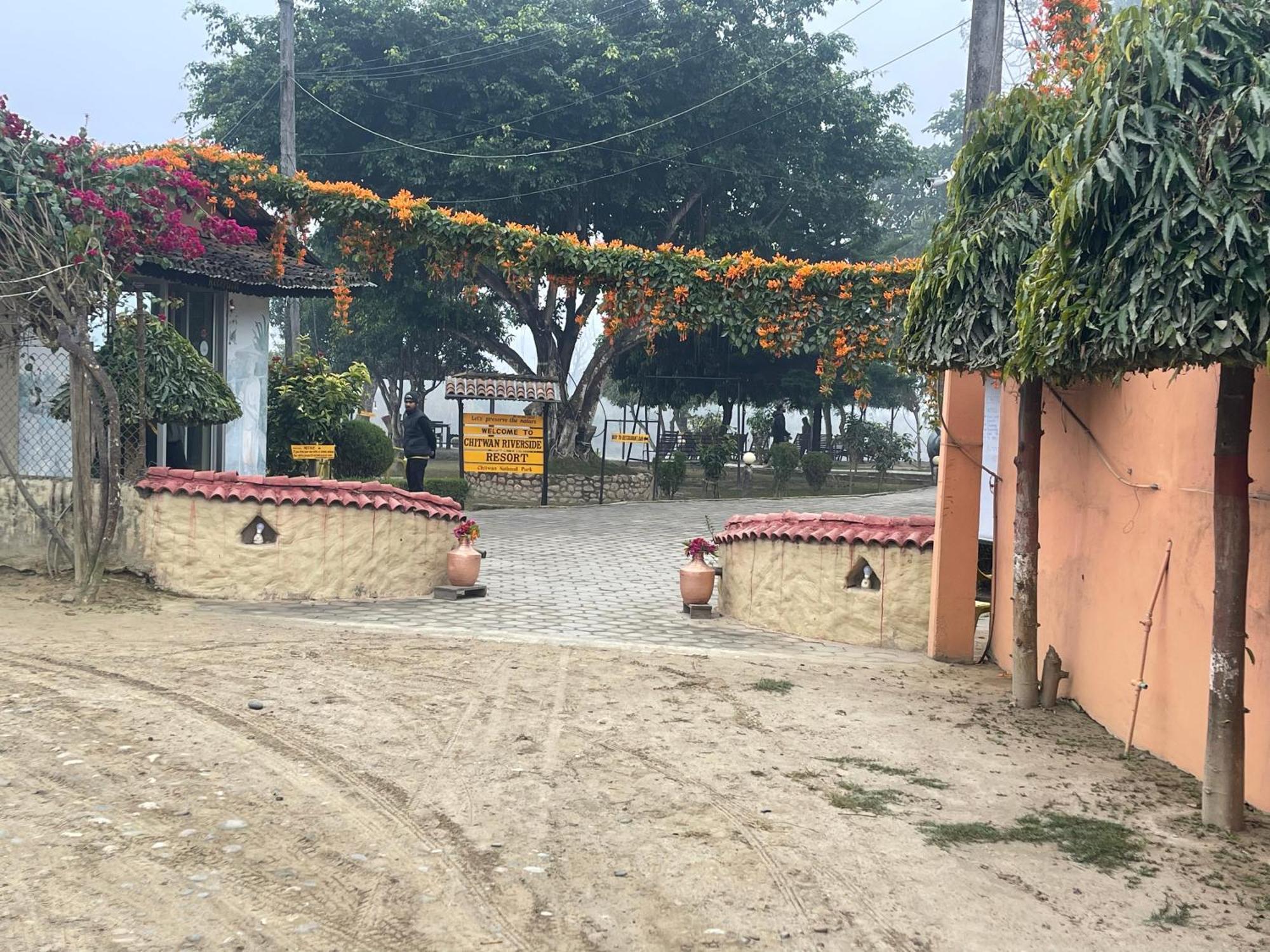 Chitwan Riverside Resort Sauraha Extérieur photo