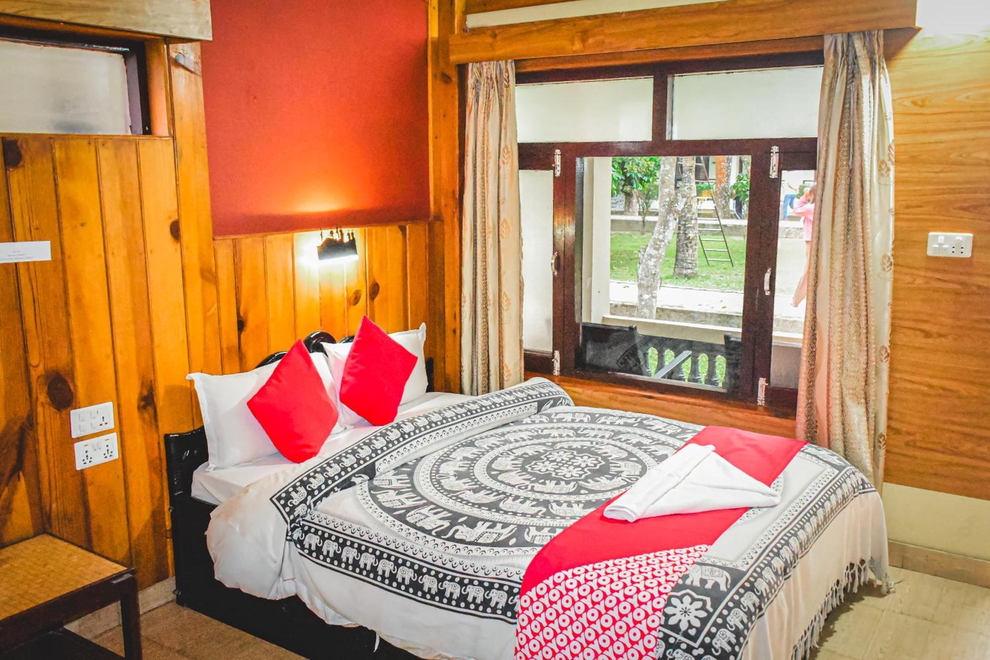Chitwan Riverside Resort Sauraha Extérieur photo