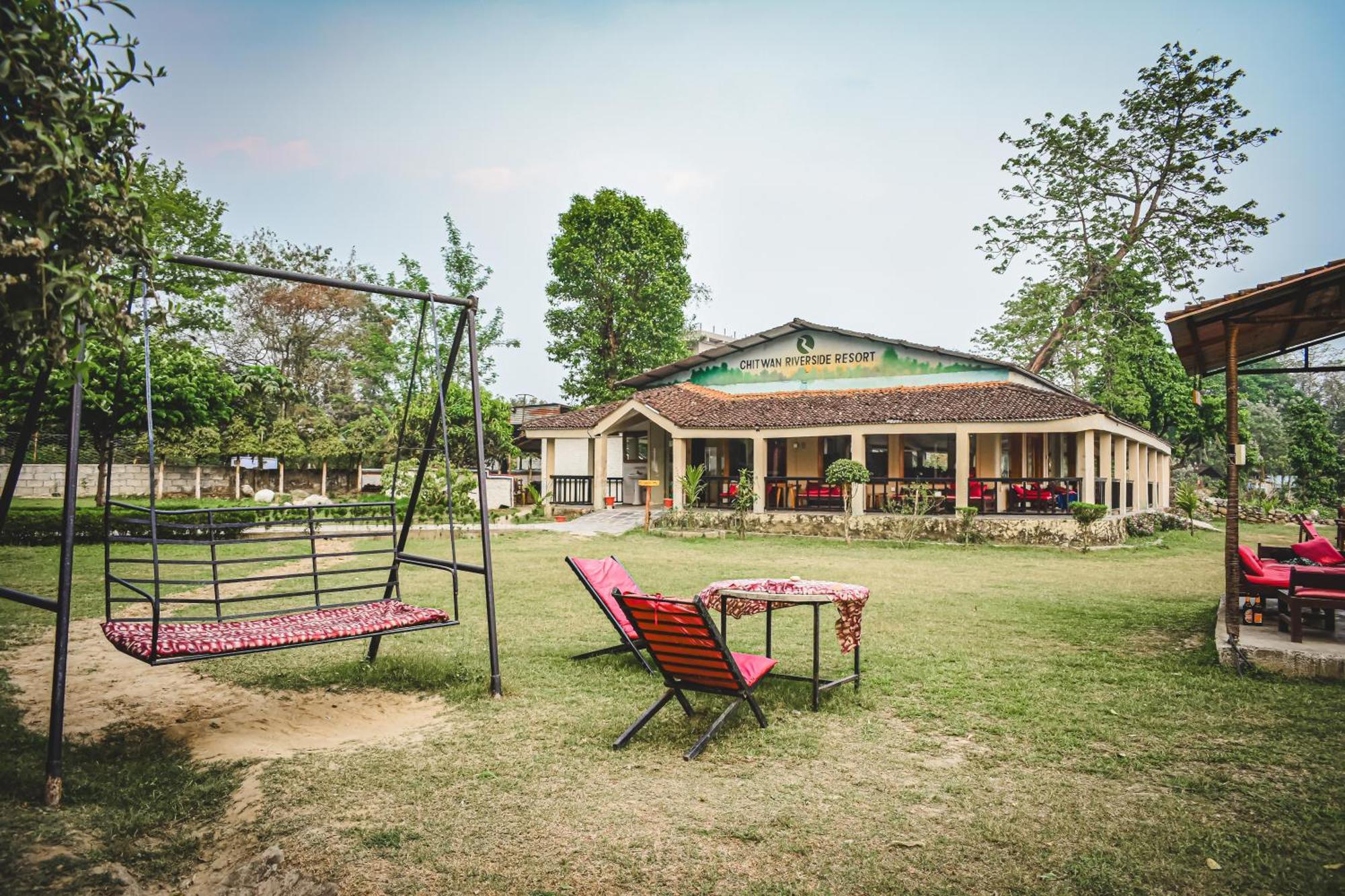 Chitwan Riverside Resort Sauraha Extérieur photo