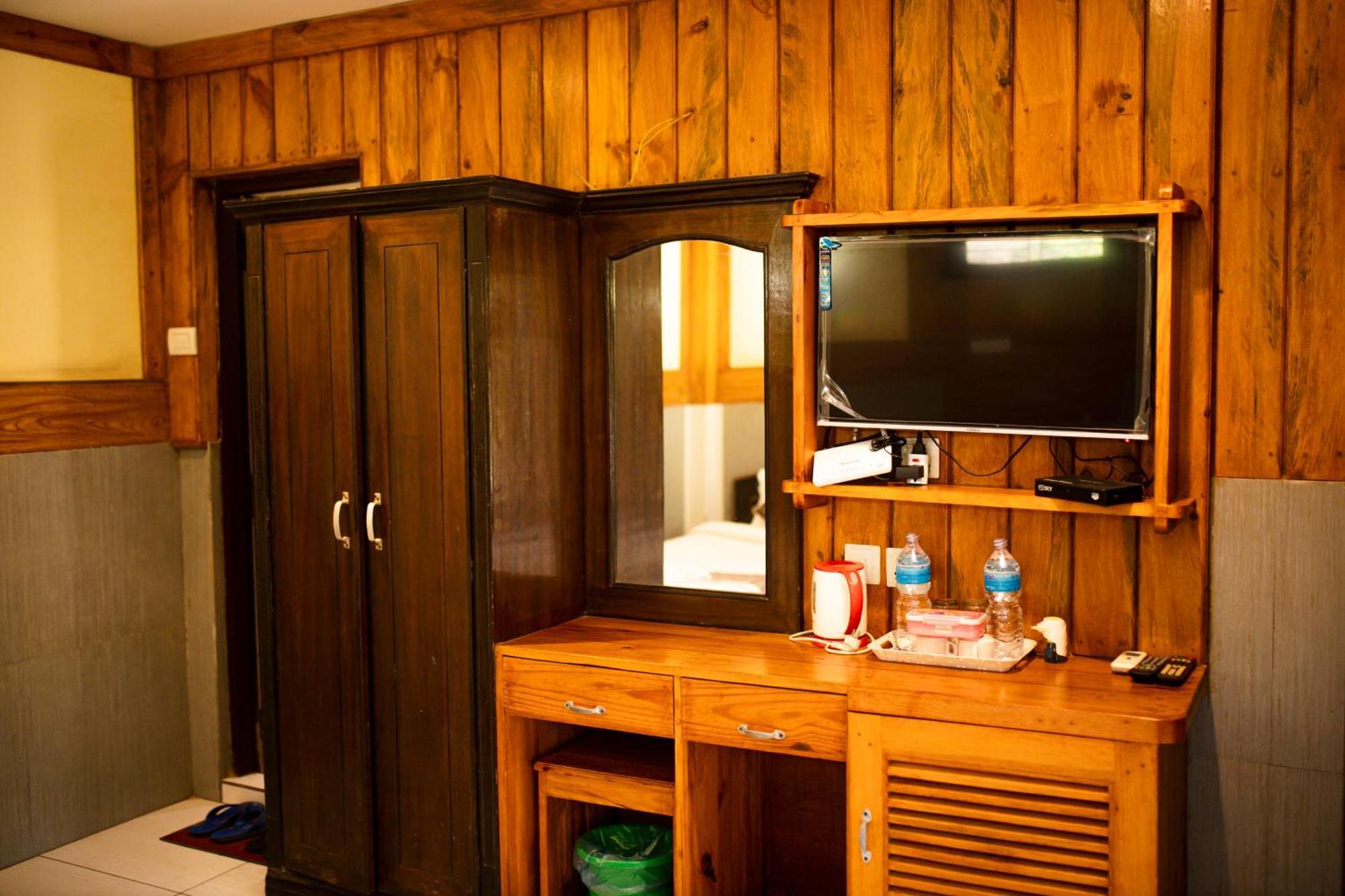 Chitwan Riverside Resort Sauraha Extérieur photo