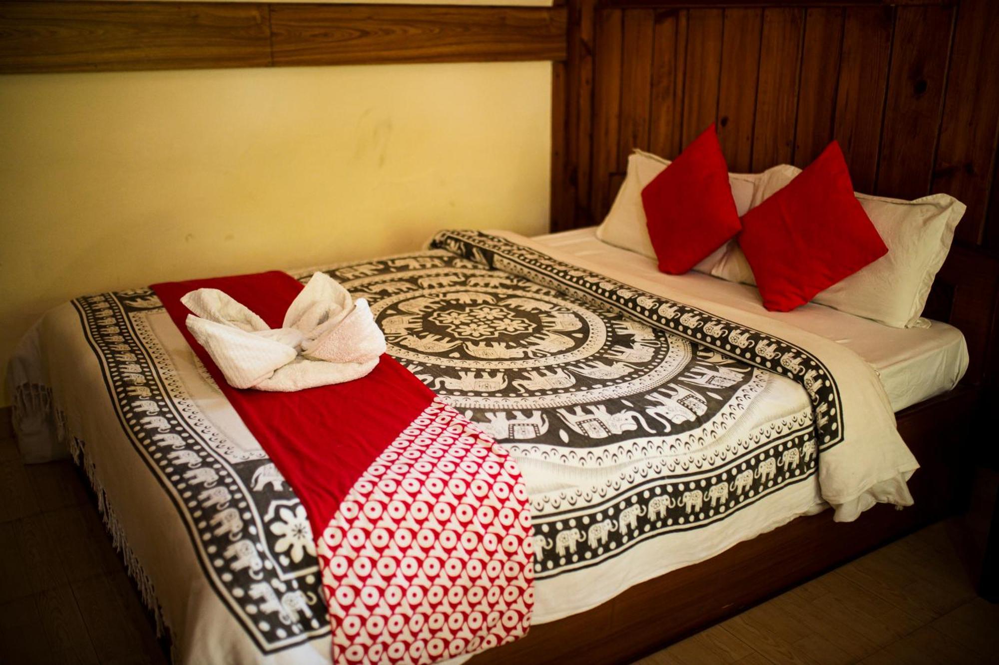Chitwan Riverside Resort Sauraha Extérieur photo