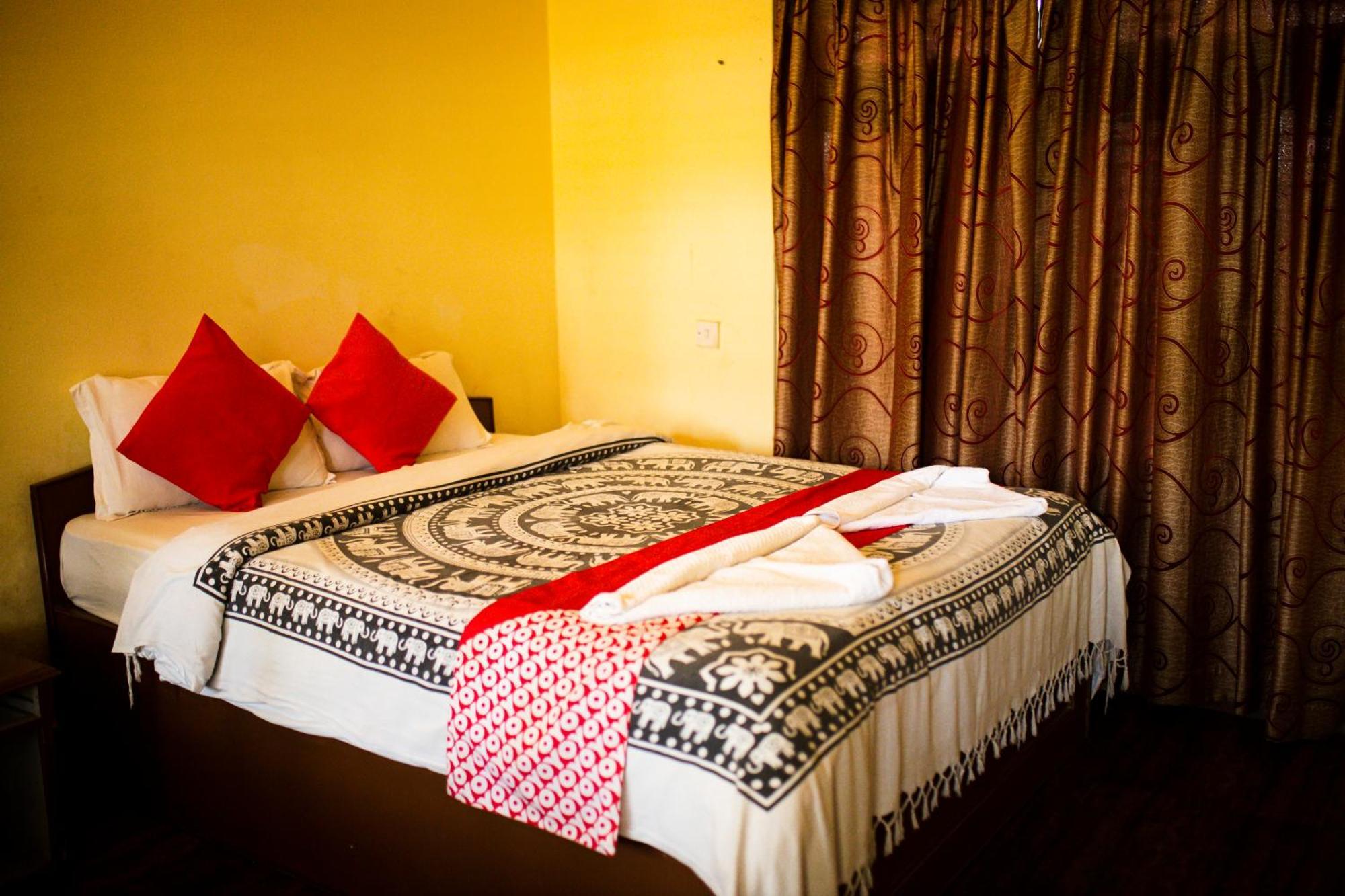 Chitwan Riverside Resort Sauraha Extérieur photo