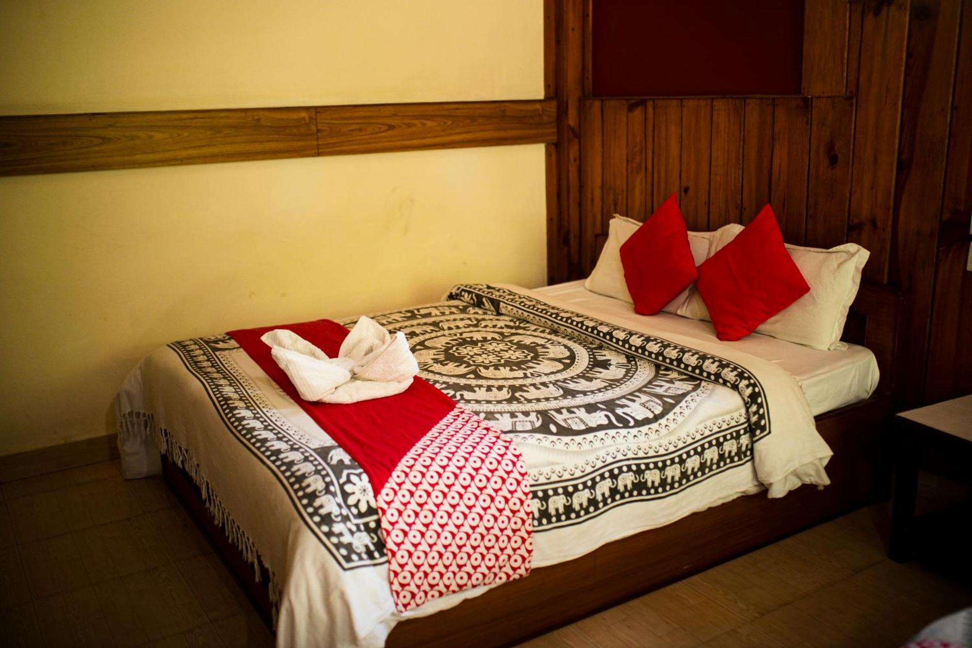 Chitwan Riverside Resort Sauraha Extérieur photo