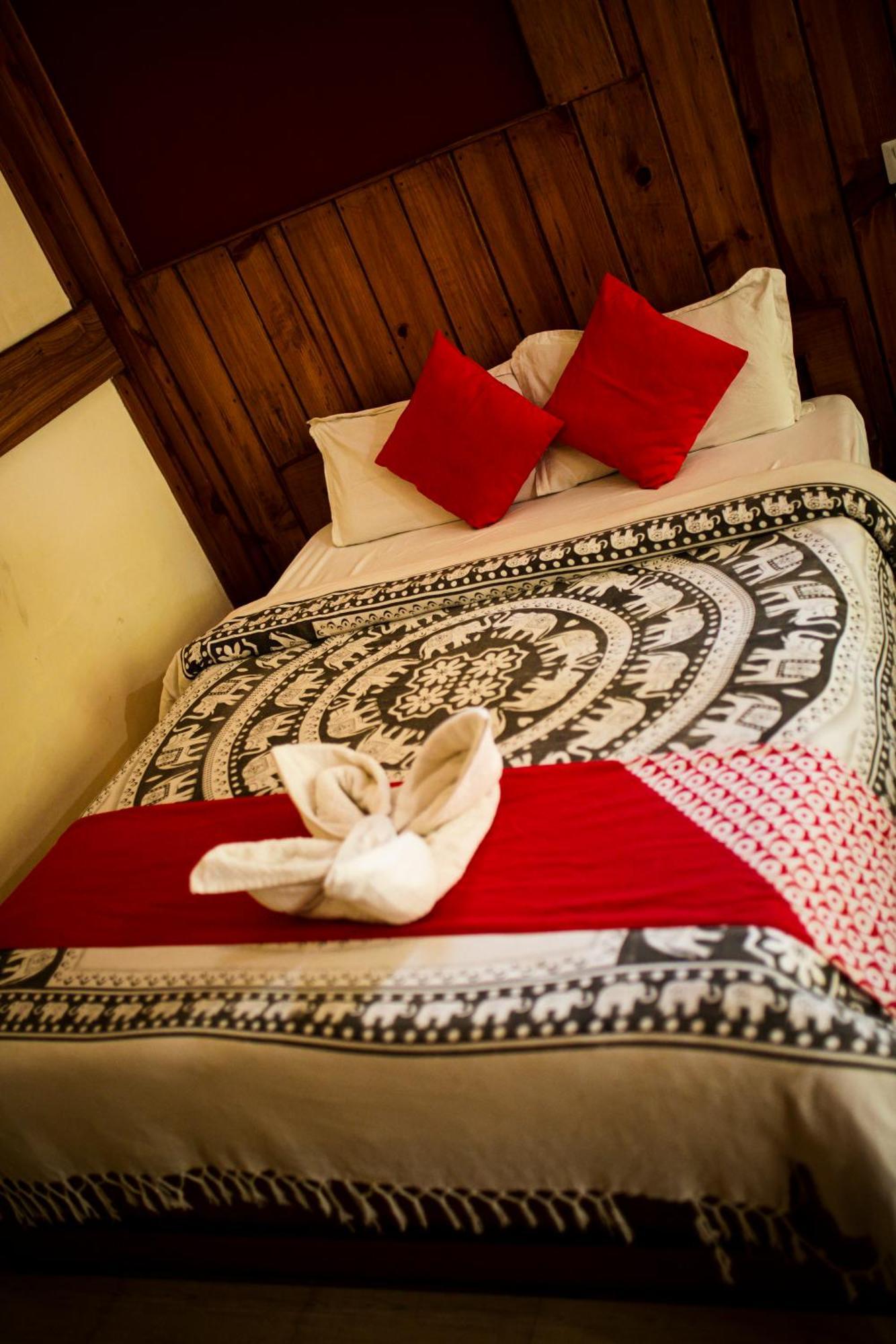 Chitwan Riverside Resort Sauraha Extérieur photo
