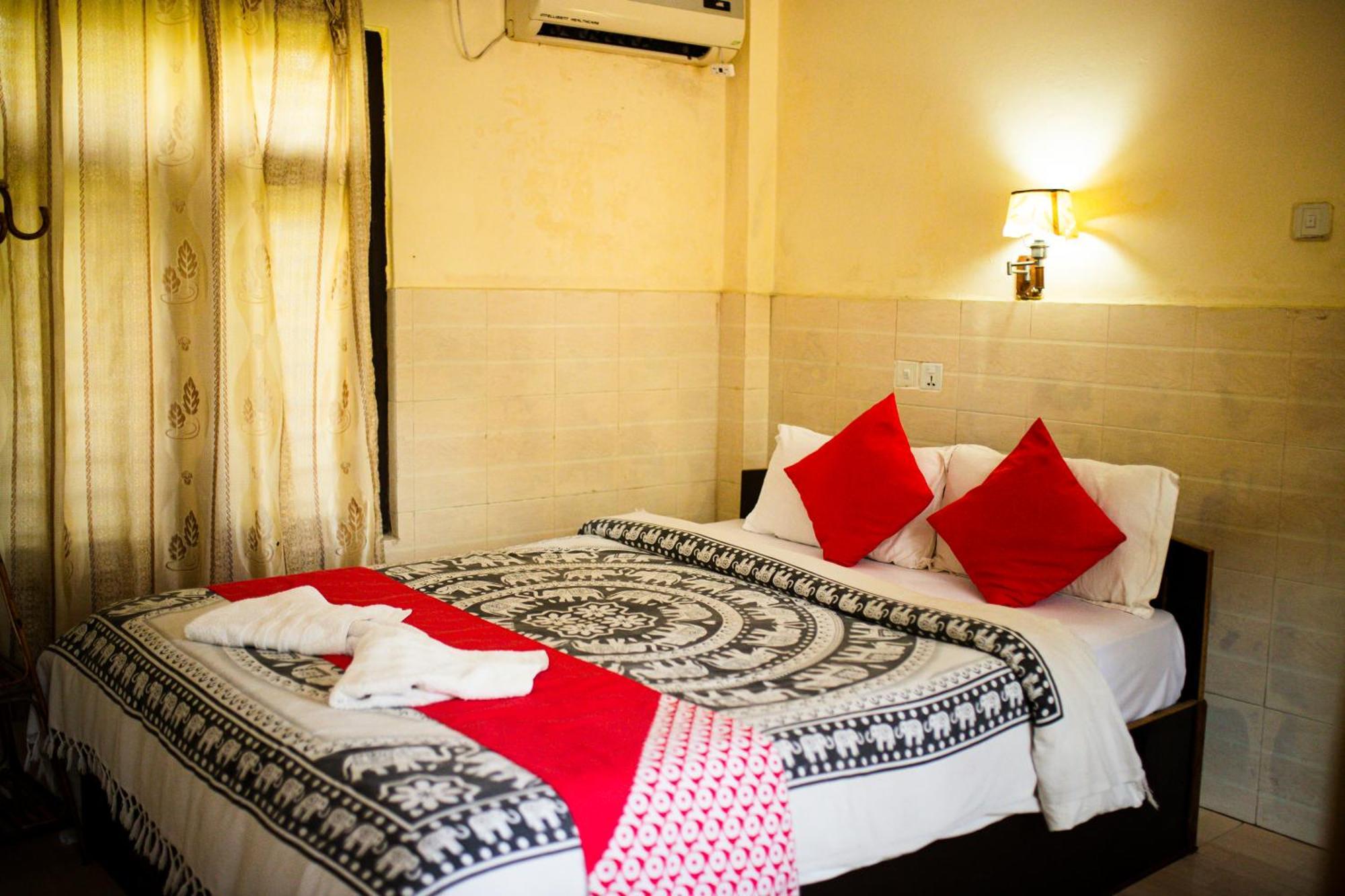 Chitwan Riverside Resort Sauraha Extérieur photo