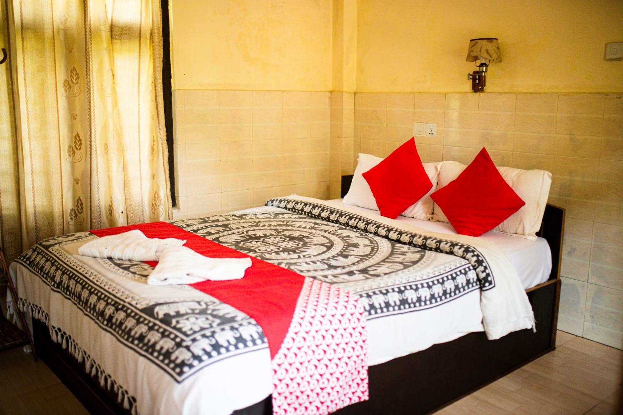 Chitwan Riverside Resort Sauraha Extérieur photo