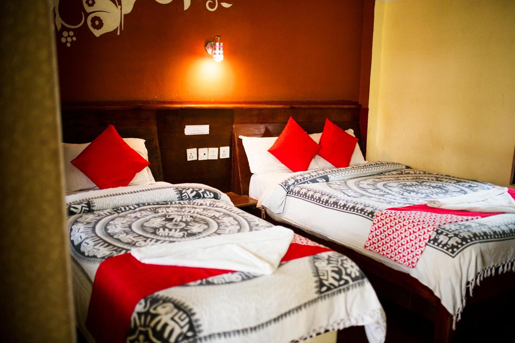 Chitwan Riverside Resort Sauraha Extérieur photo