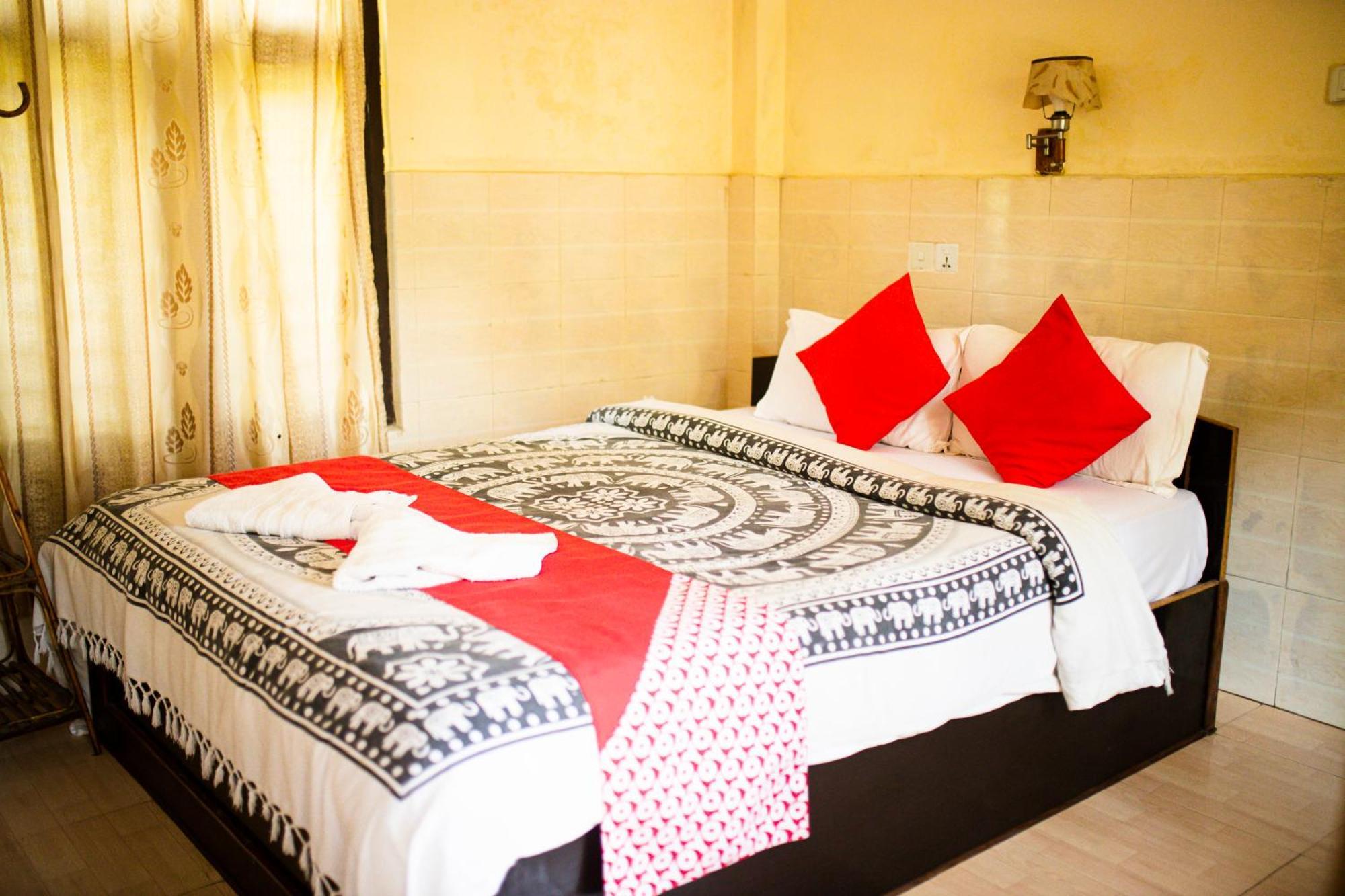 Chitwan Riverside Resort Sauraha Extérieur photo