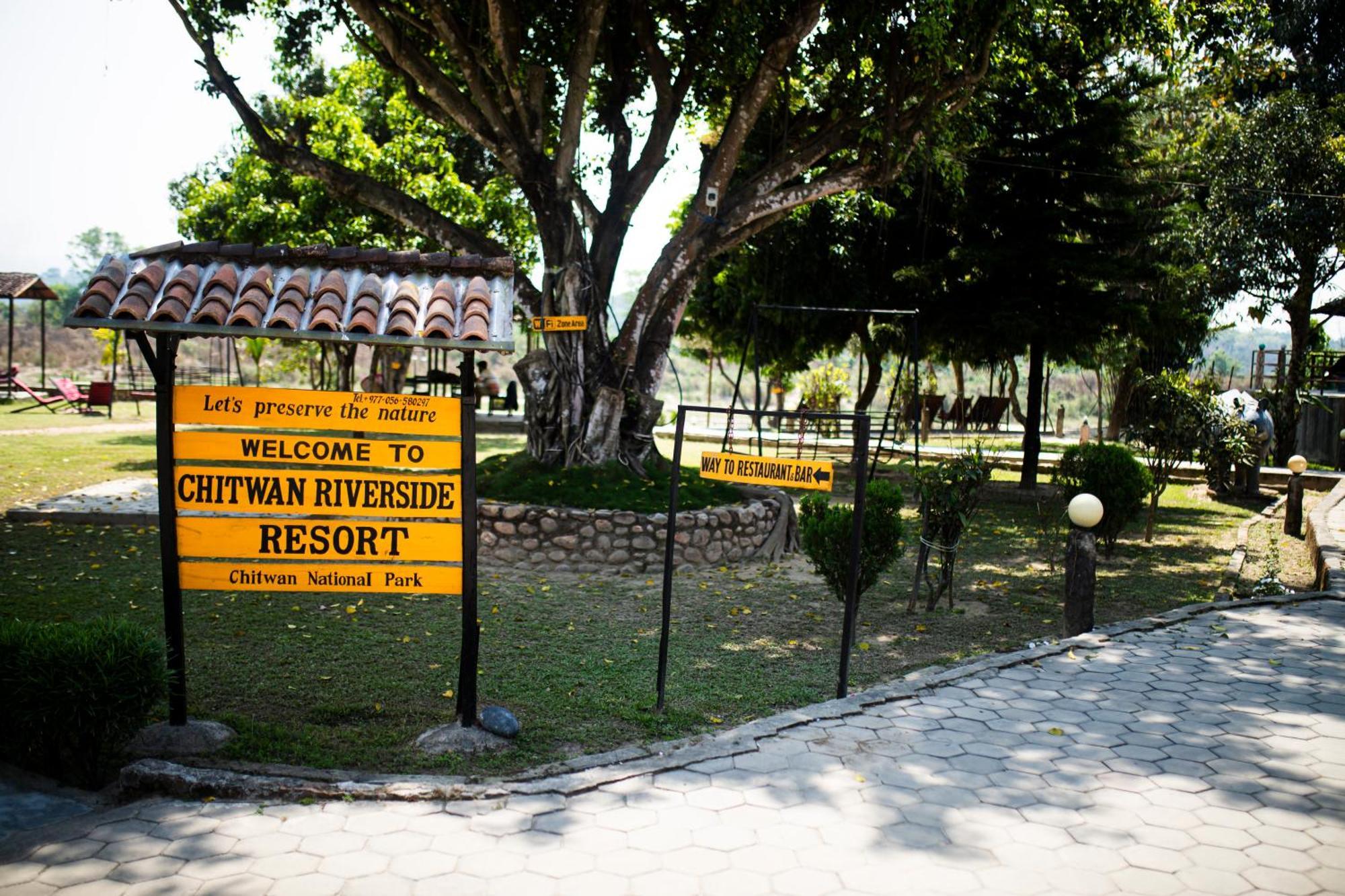 Chitwan Riverside Resort Sauraha Extérieur photo