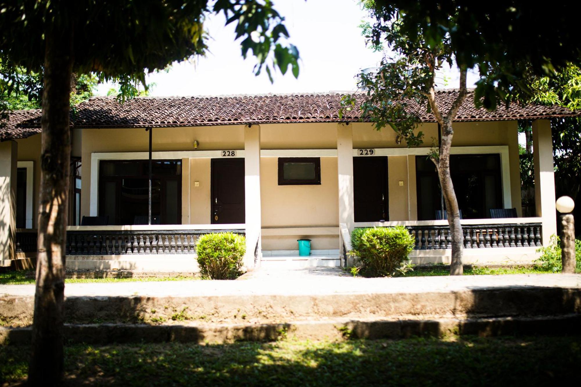 Chitwan Riverside Resort Sauraha Extérieur photo