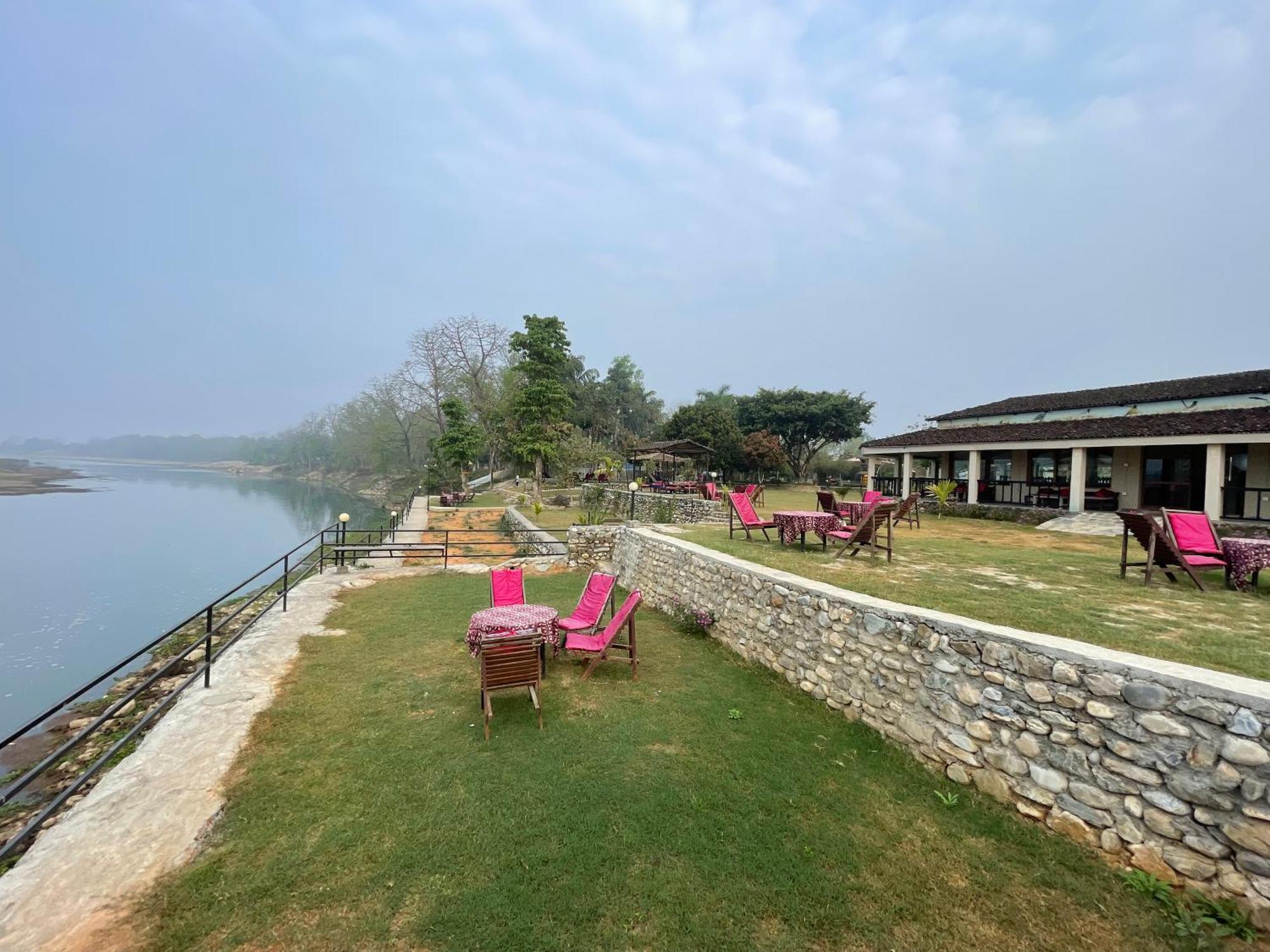 Chitwan Riverside Resort Sauraha Extérieur photo