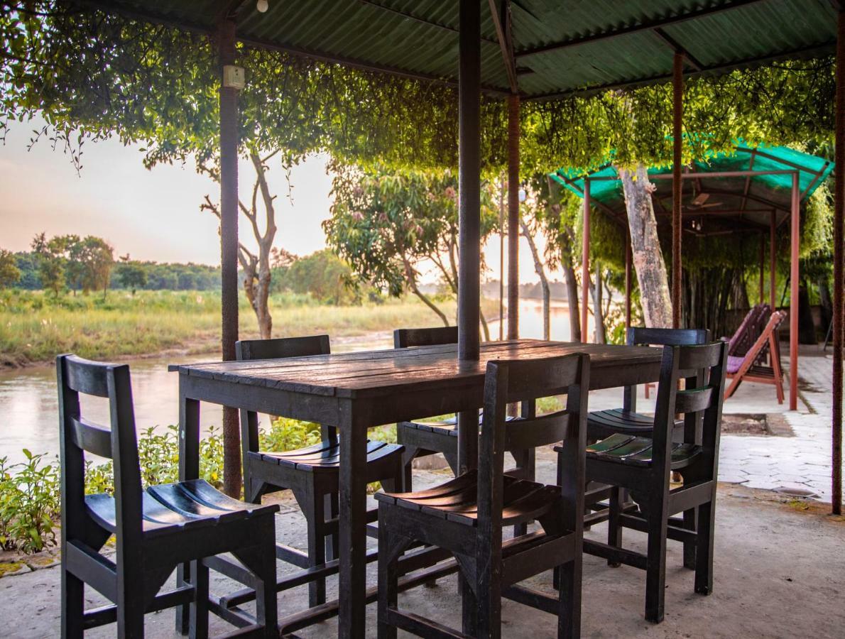 Chitwan Riverside Resort Sauraha Extérieur photo
