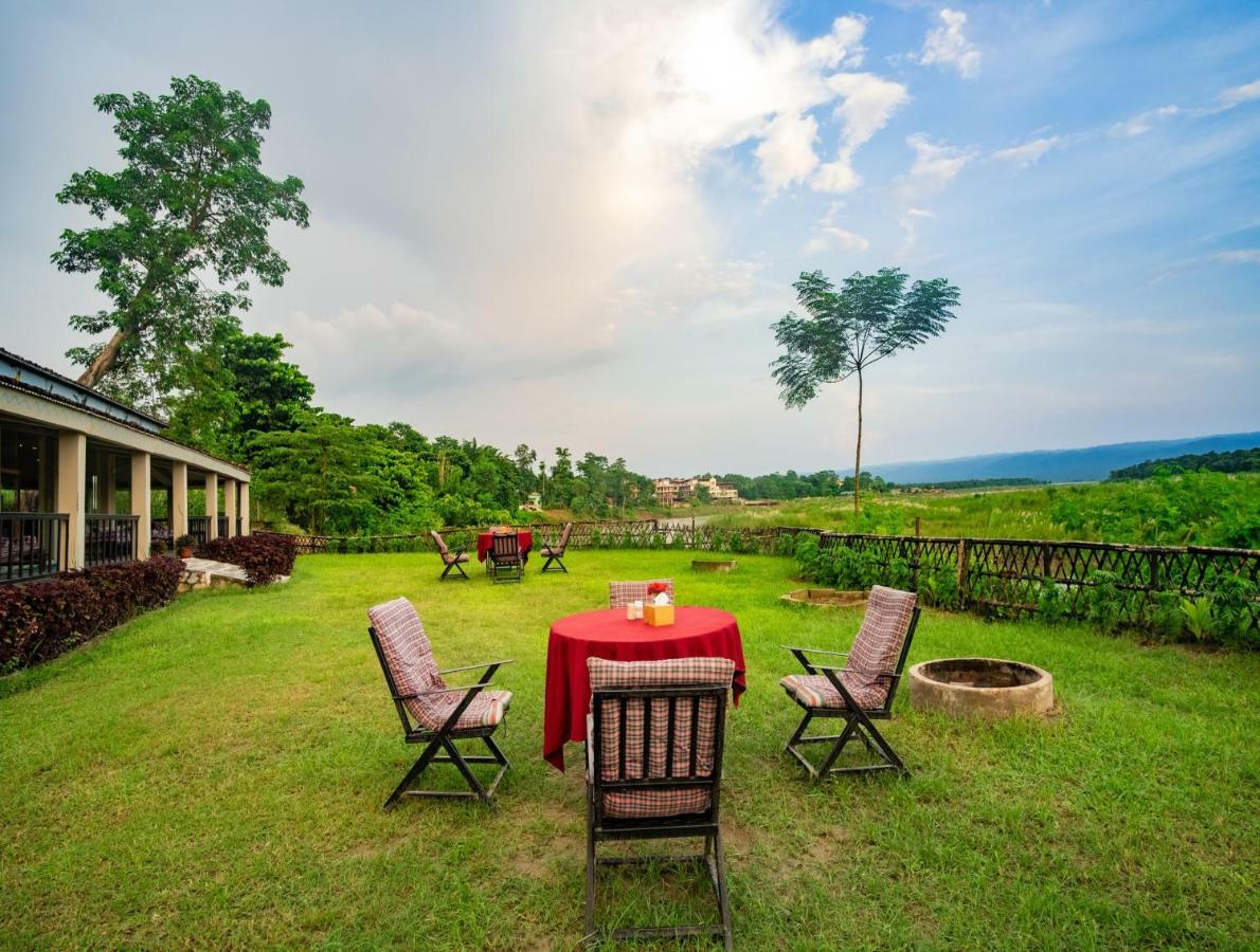 Chitwan Riverside Resort Sauraha Extérieur photo