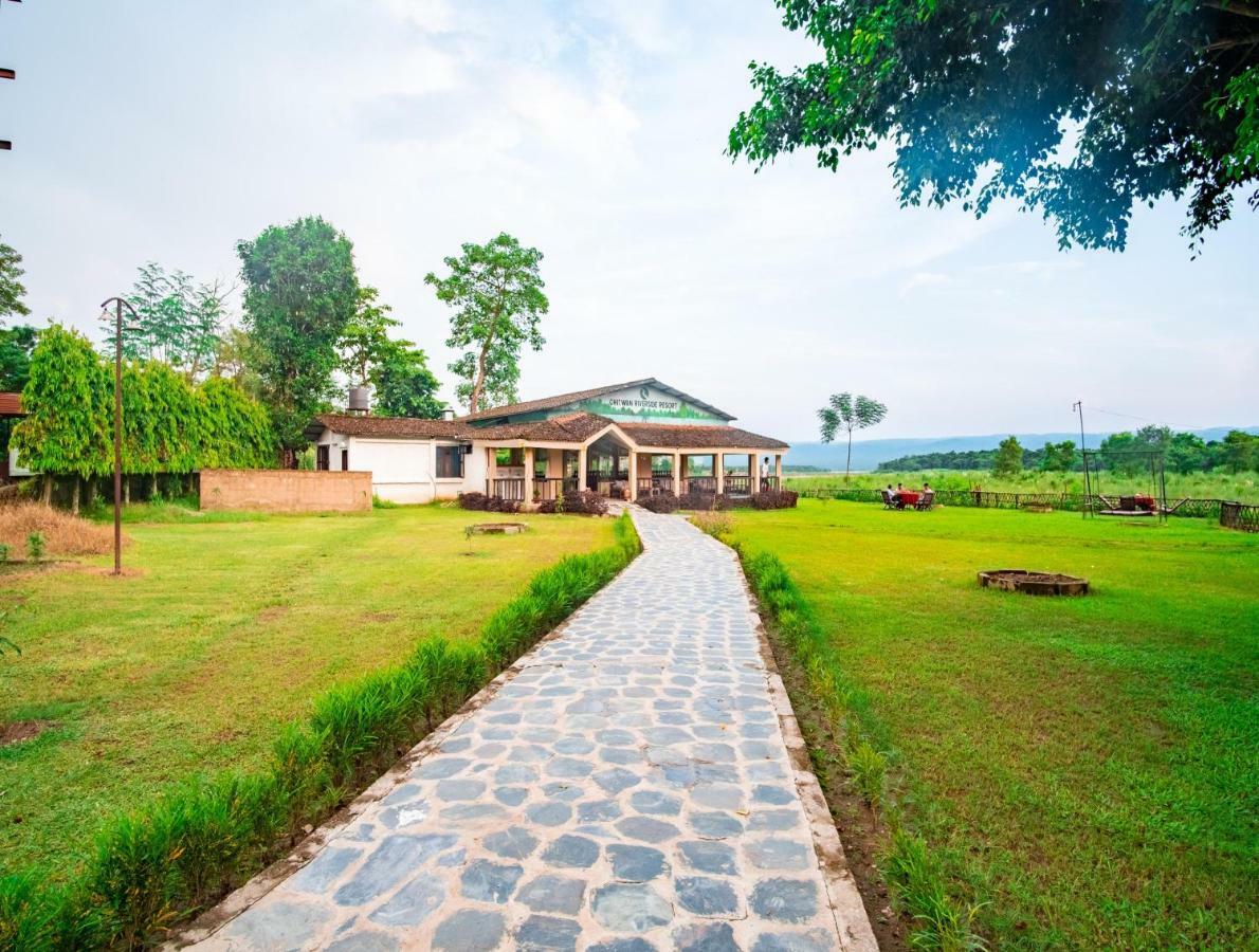 Chitwan Riverside Resort Sauraha Extérieur photo