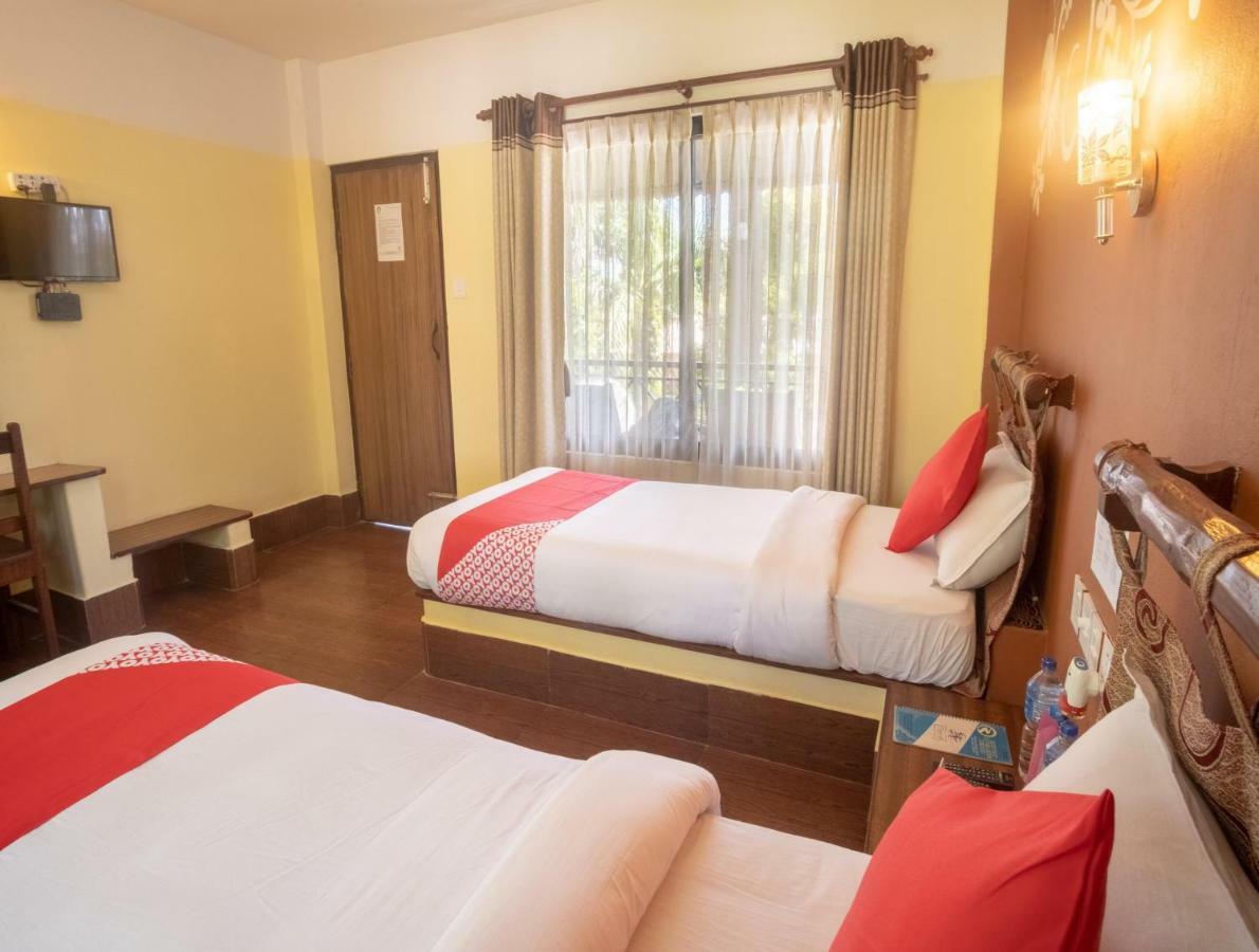 Chitwan Riverside Resort Sauraha Extérieur photo