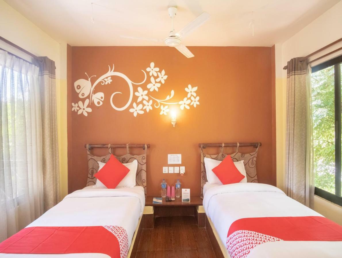 Chitwan Riverside Resort Sauraha Extérieur photo