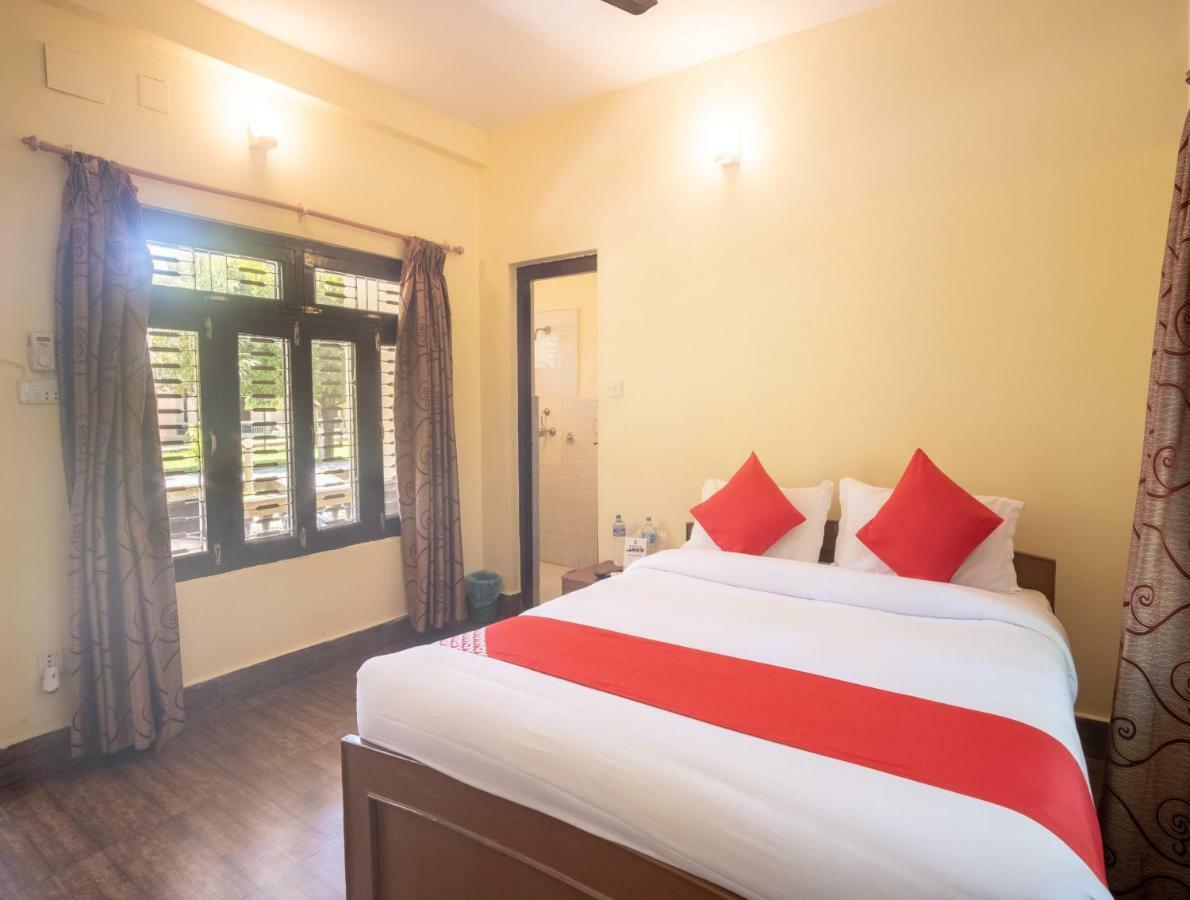 Chitwan Riverside Resort Sauraha Extérieur photo