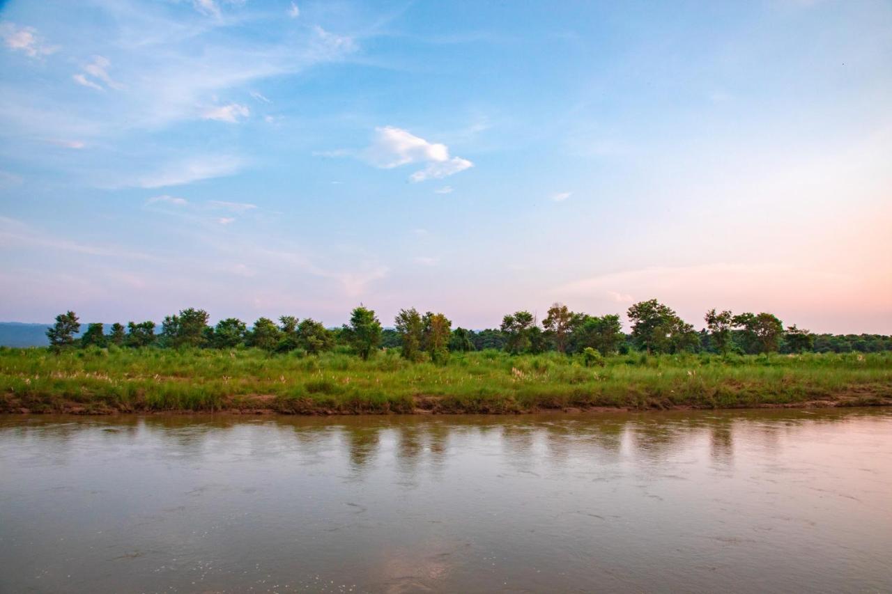 Chitwan Riverside Resort Sauraha Extérieur photo