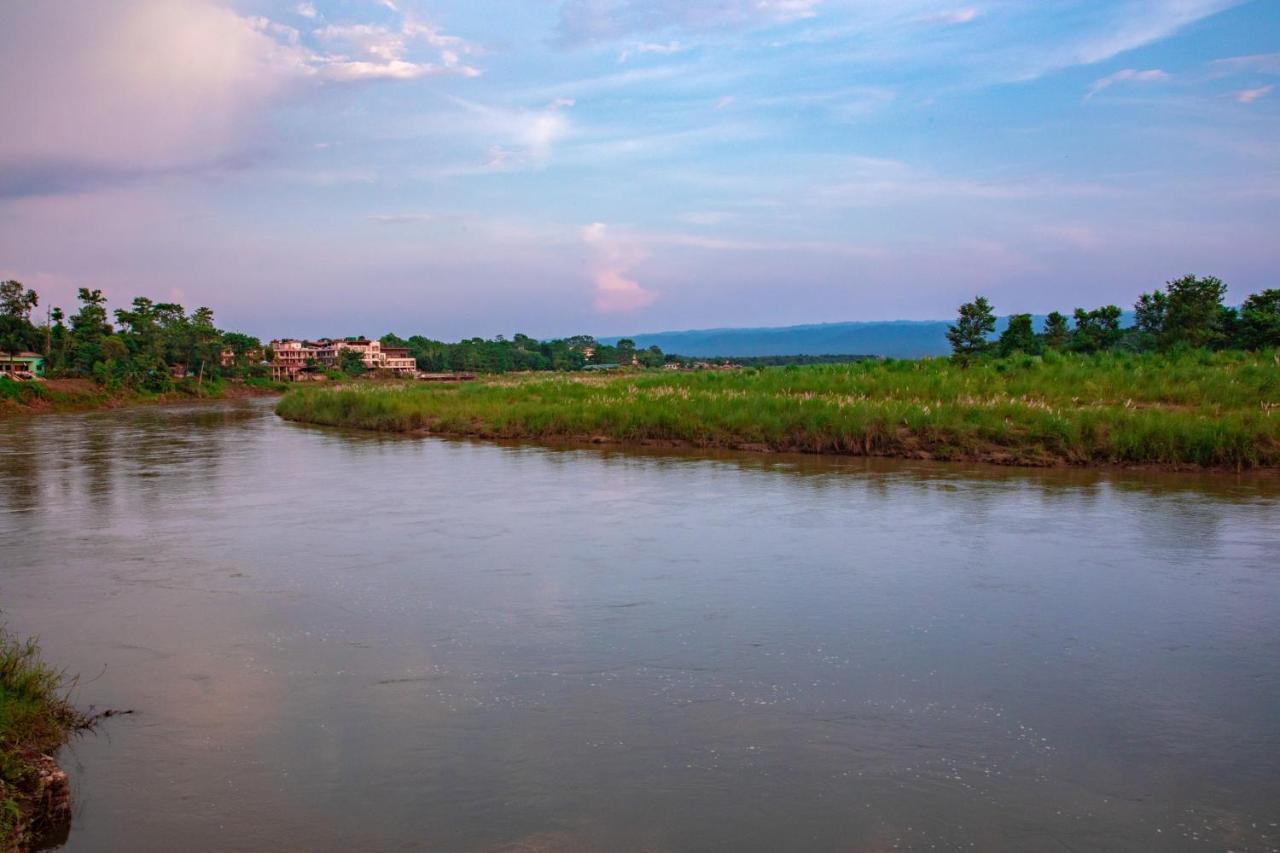 Chitwan Riverside Resort Sauraha Extérieur photo